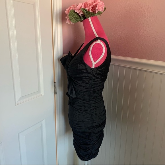 BCBG Max Azaria Black Stretch Taffeta Cocktail Dress size 4, Asymmetrical Bow - Picture 3 of 5